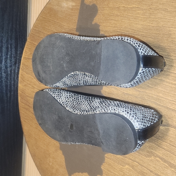 SOLD Tory Burch Flats size 7.5 - Picture 13 of 15